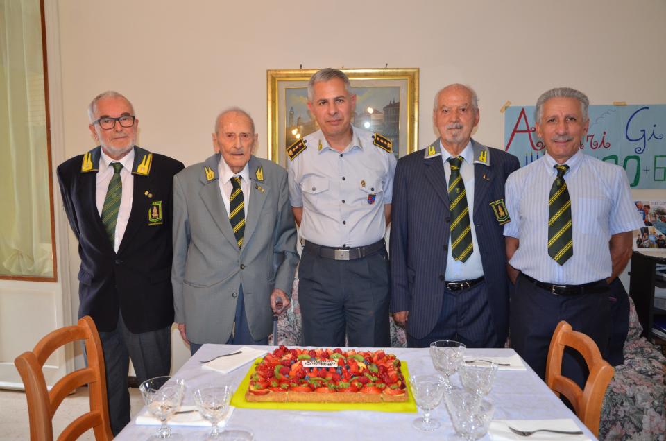 FORLI'. Festeggiati gli splendidi 108 anni dell'appuntato Giovanni Cimatti.