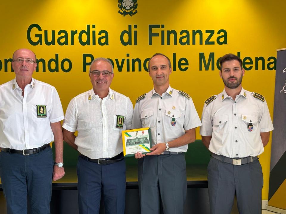 Consegna Crest di Sezione al Comandante Provinciale di Modena Col t.ST Gianluca Capecci
