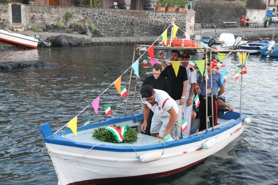 L'A.N.F.I. DI ACIREALE RENDE OMAGGIO AI DEFUNTI IN MARE